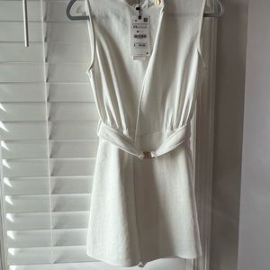 White jumpsuit Zara can be closed as a high neck and also opened for a V-neck